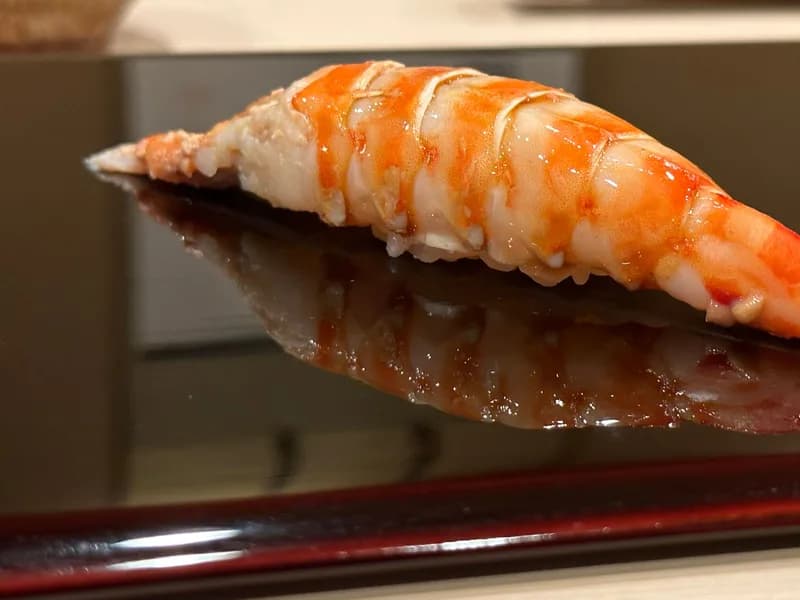 접시에 올라간 쿠루마에비 사진